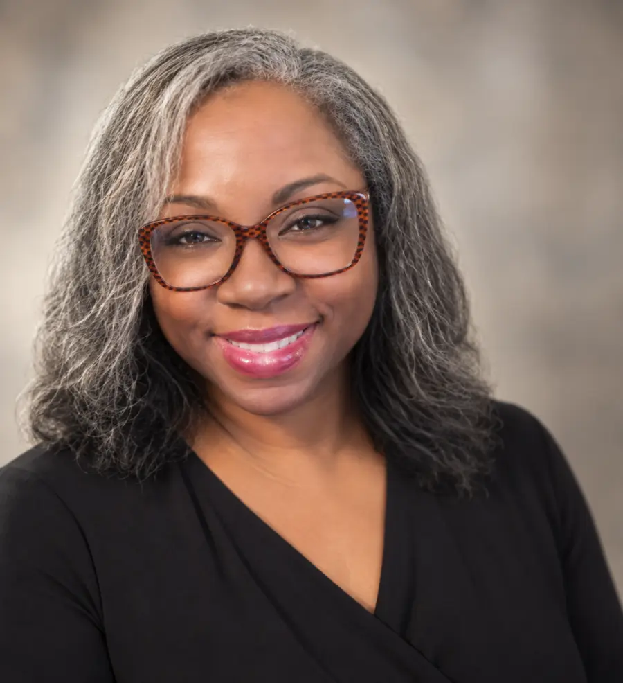 Portrait de Mariette Amekudji portant des lunettes